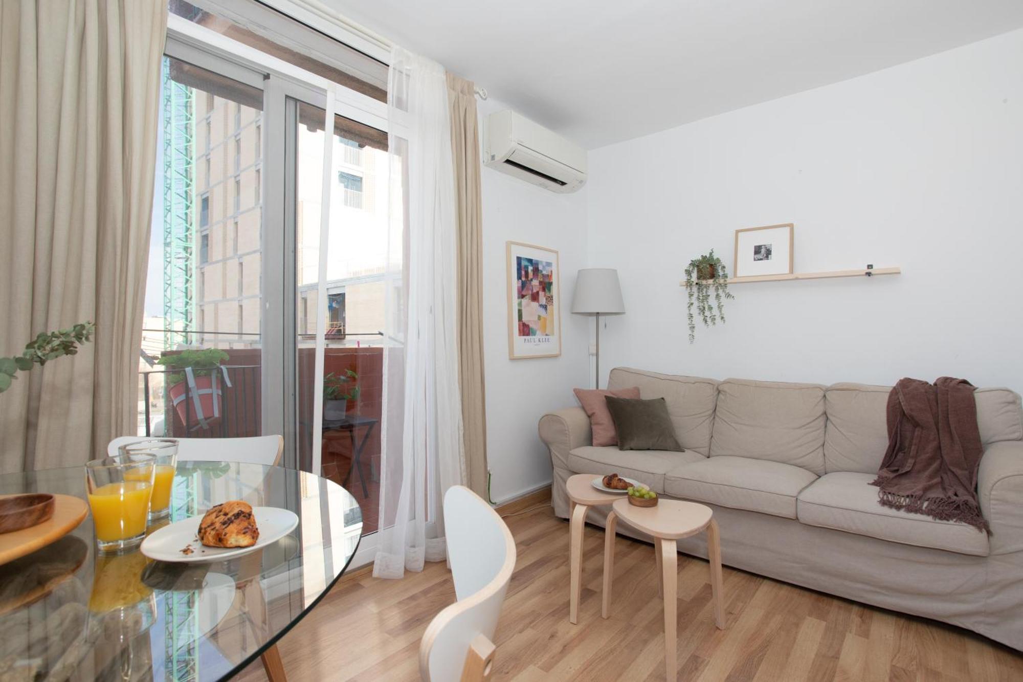 Sunshine & Beach Urban Two-bedroom Apartment *